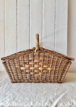 Load image into Gallery viewer, Vintage huntsman's style picnic basket