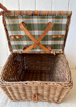 Load image into Gallery viewer, Vintage huntsman's style picnic basket