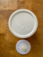 Load image into Gallery viewer, Pretty lilac trinket pot with lid