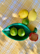 Load image into Gallery viewer, A glamorous Italian majolica tulip dish