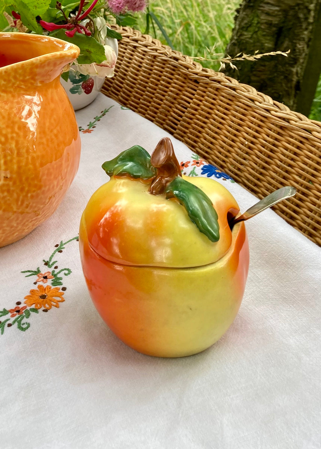 Majolica apple pot with lid