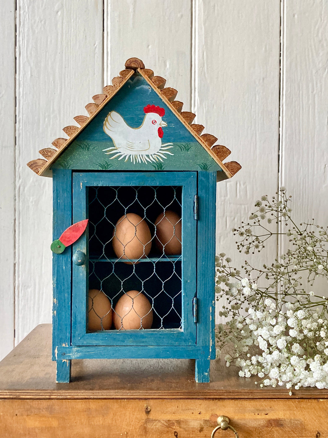 Rustic hen house / egg tidy