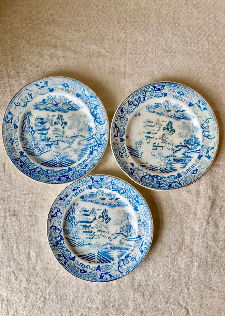 An unusual set of 3 Willow Pattern small plates