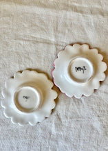 Load image into Gallery viewer, A pair of Italian trinket dishes in the form of daisies
