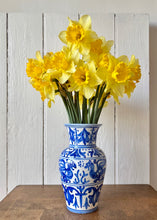 Load image into Gallery viewer, Blue and white Casa Pupo vase
