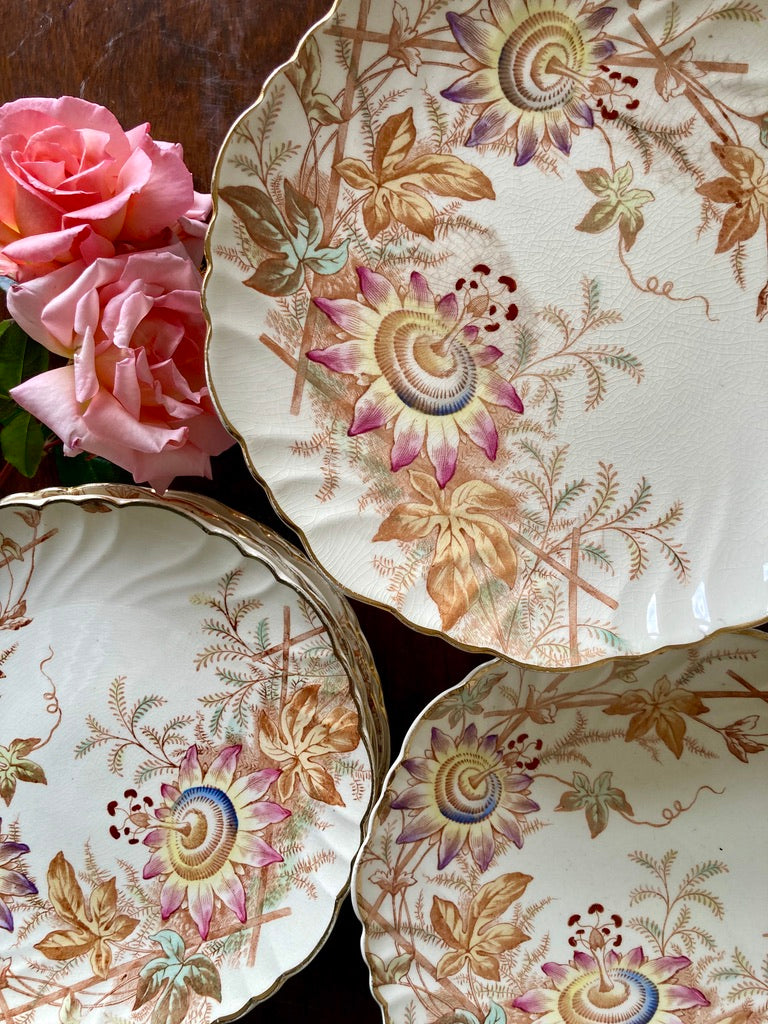 An elegant aesthetic style pedestal cake stand (low)