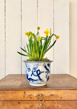 Load image into Gallery viewer, A blue and white oriental style planter
