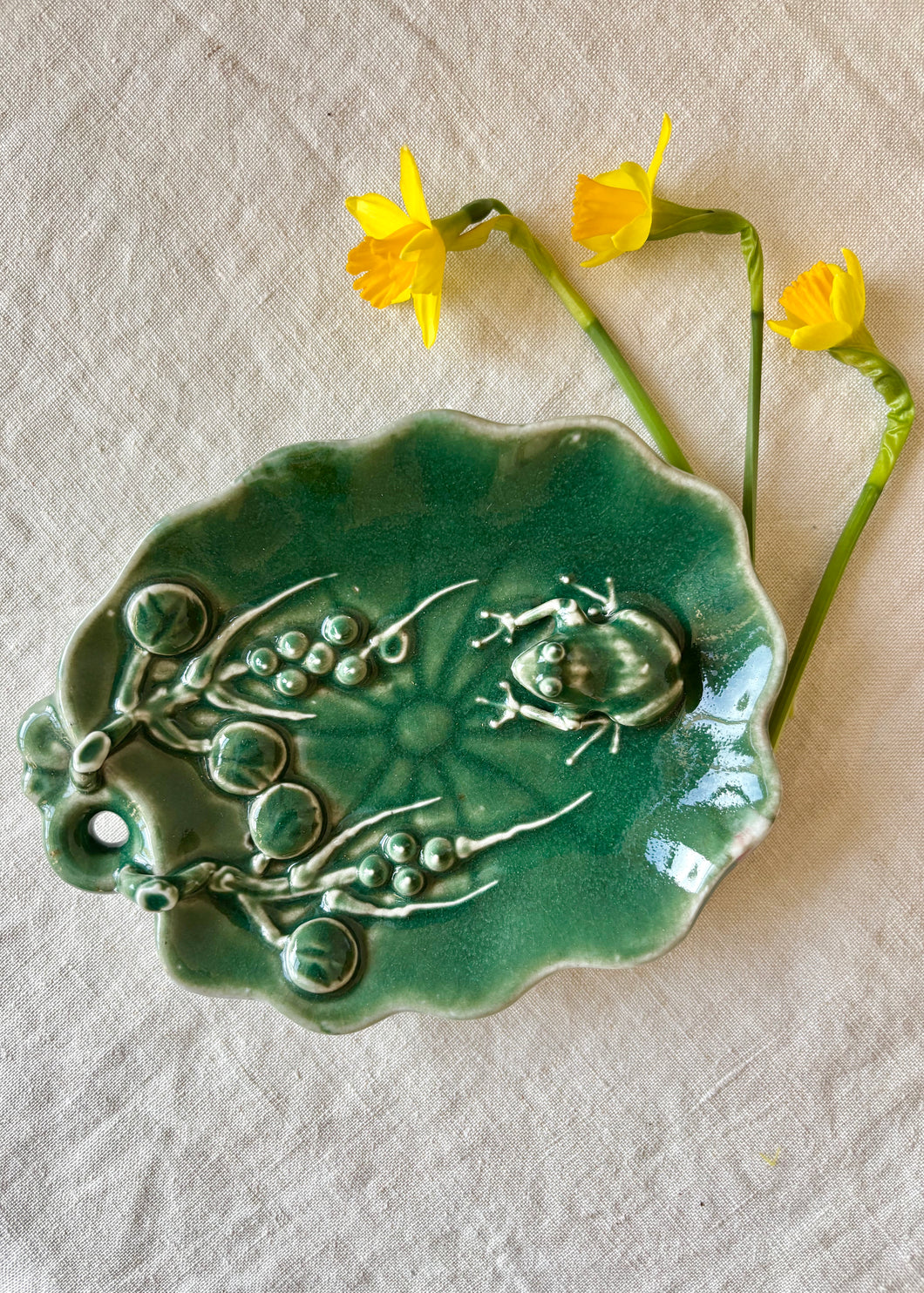 Oriental paintbrush rest/dish - frog on lily pad