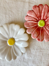 Load image into Gallery viewer, A pair of Italian trinket dishes in the form of daisies
