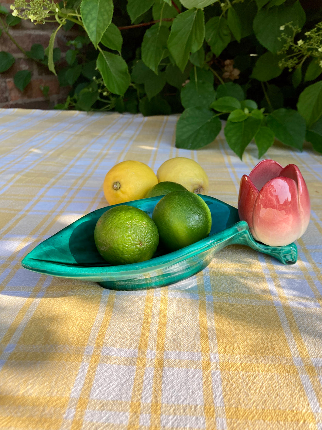 A glamorous Italian majolica tulip dish