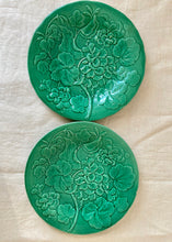 Load image into Gallery viewer, Strawberry leaf green plate with stippled background
