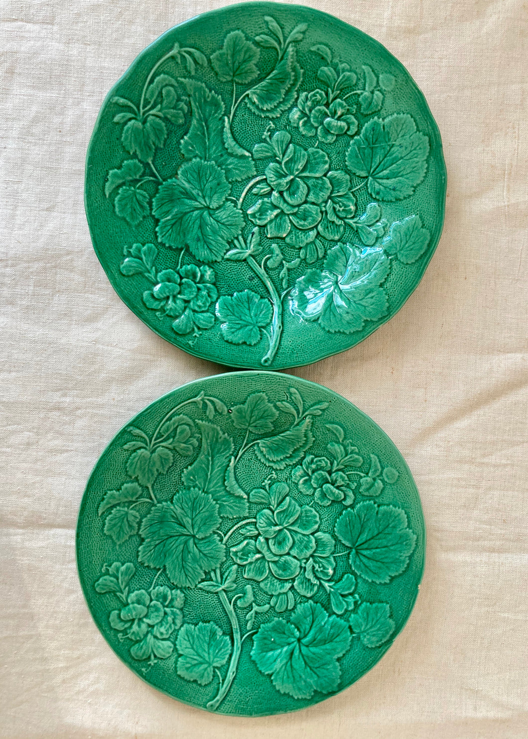 Strawberry leaf green plate with stippled background