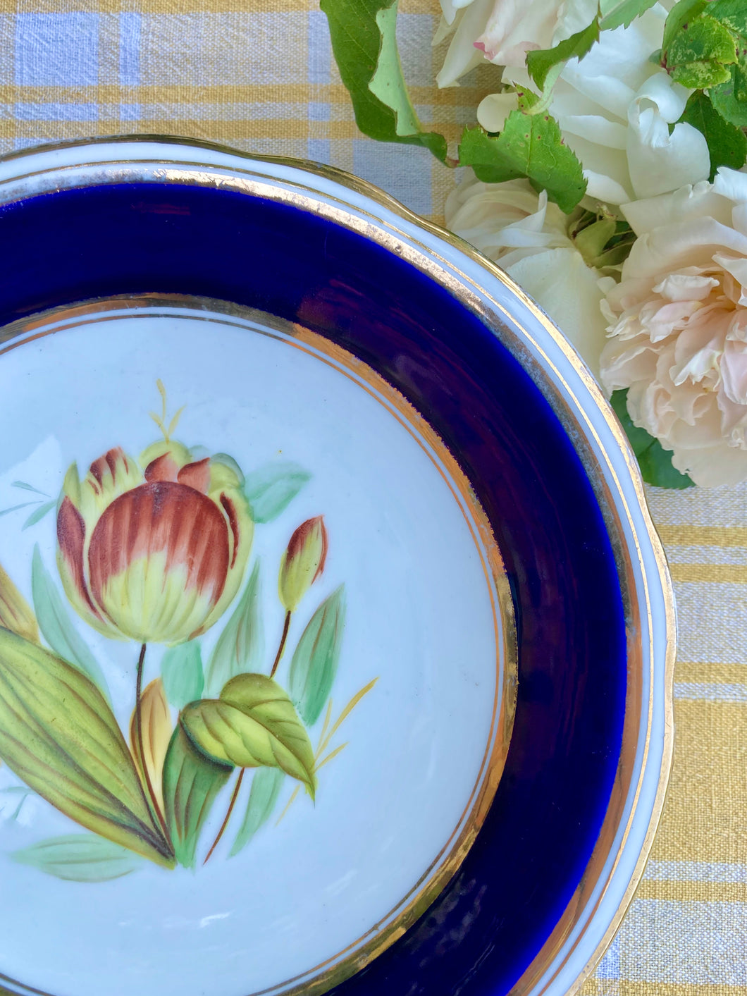 Pedestal cake dish with tulip decoration