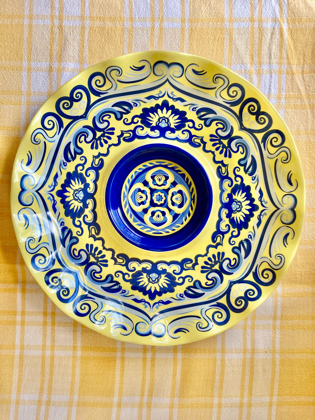 A large dips or sharing platter with integral dips bowl in centre