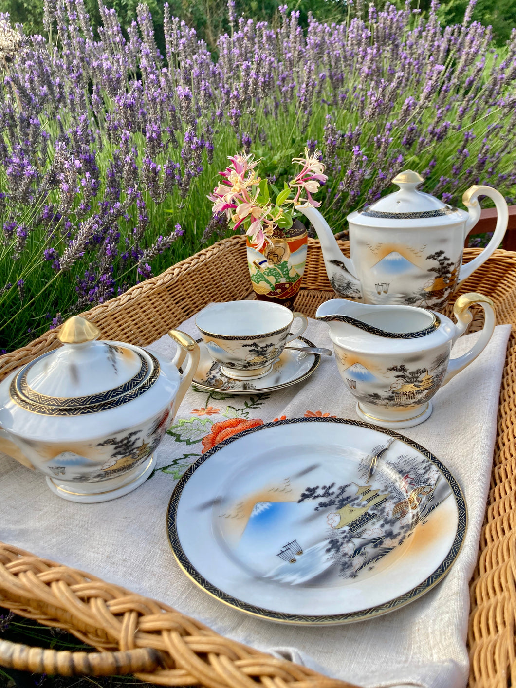 Beautifully decorated Japanese porcelain tea service by Hakusan