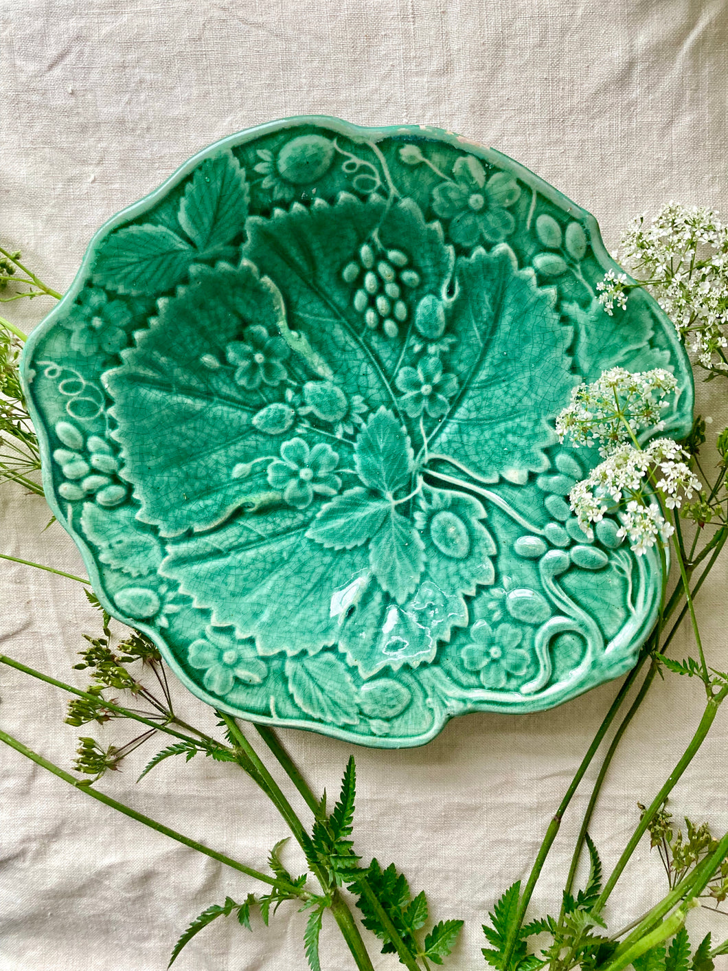 Green Strawberry leaf Majolica dish
