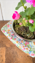 Load image into Gallery viewer, A floral vase or planter by Midwinter, Staffordshire
