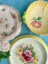 Load image into Gallery viewer, Pretty floral cake or bread plate
