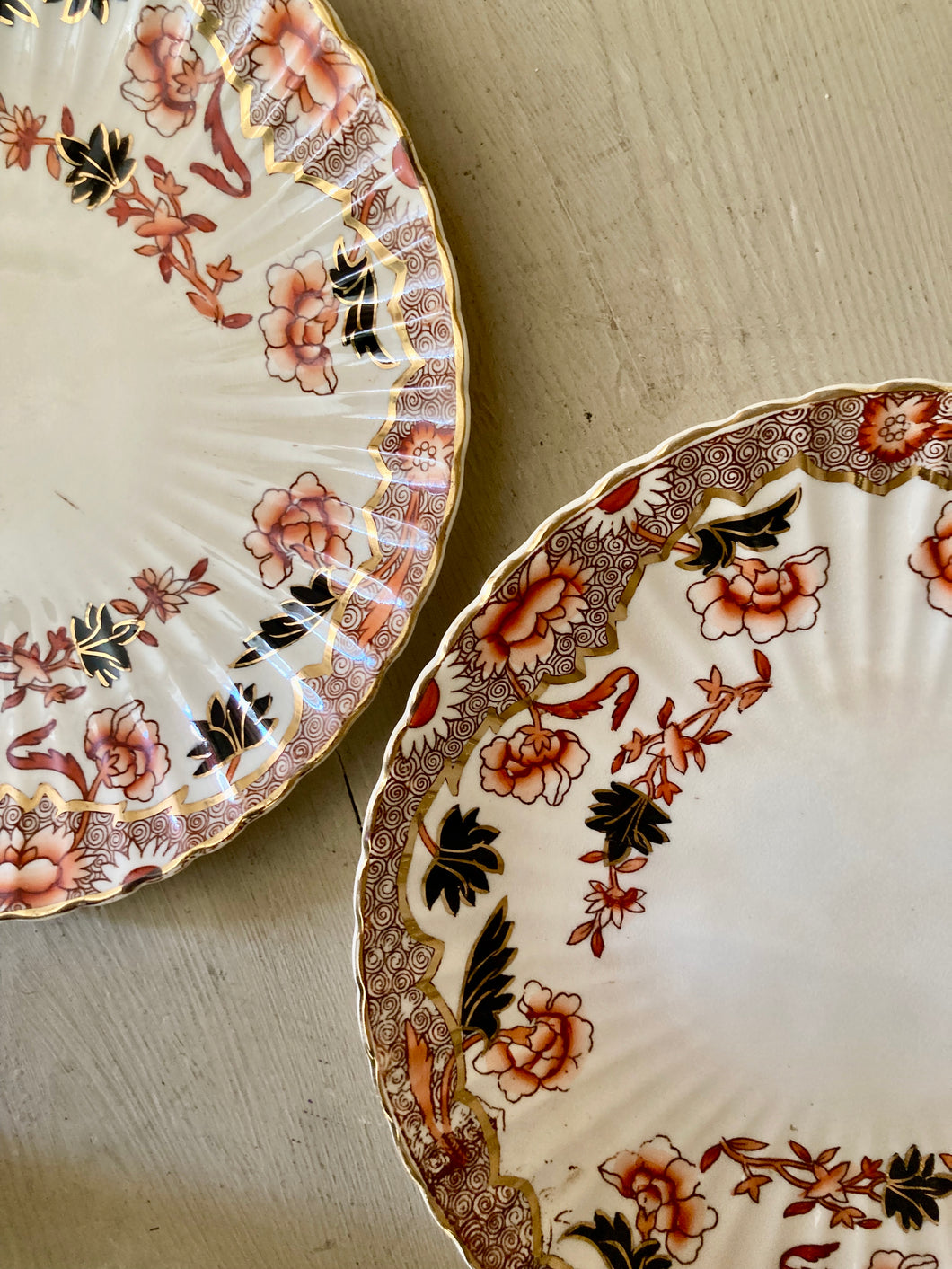 Fluted Imari style antique plate with scalloped edge