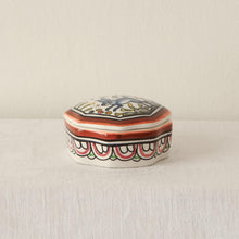 Load image into Gallery viewer, Portugese lidded trinket dish - £5 - The Vintage Pieces
